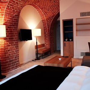 Zimmer mit Kingsize-Bett